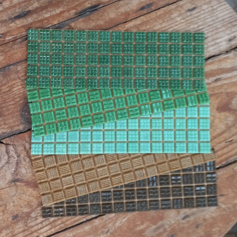 1113f-67e1ca53823f1-821x821 Kit Floresta de pastilha de vidro 2x2 (5 cores) c/ 375 pastilhas - KT01 - Imagem 1