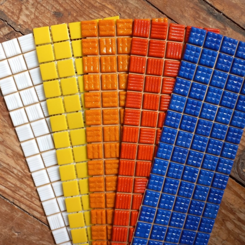 1116-67d82758bfc49-821x821 Kit Cores Vivas de pastilha de vidro 2x2 (5 cores) c/ 375 pastilhas - KT04 - Imagem 1