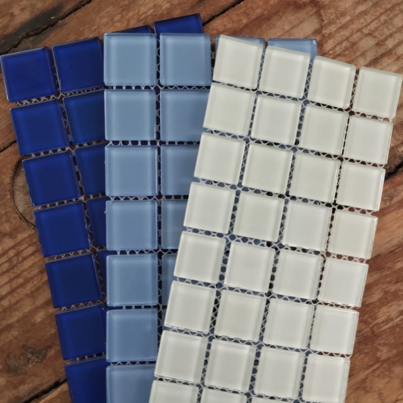 466bb3c1-9905-4da8-9f8e-2cc28a34638b-68dec2d0eccb9-821x821 Kit Polar - pastilhas cristal 2,3x2,3 e 2,5x2,5 cm (3 cores) c/ 132 pastilhas - KTP - Imagem 1
