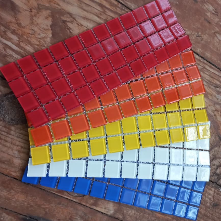 WhatsApp Image 2026-07-16 at 10.31.46 AM Kit cristal Cores Vivas - pastilhas cristal 2,3 e 2,5cm, 5 cores, c/ 228 pastilhas - KTCV - Imagem 1