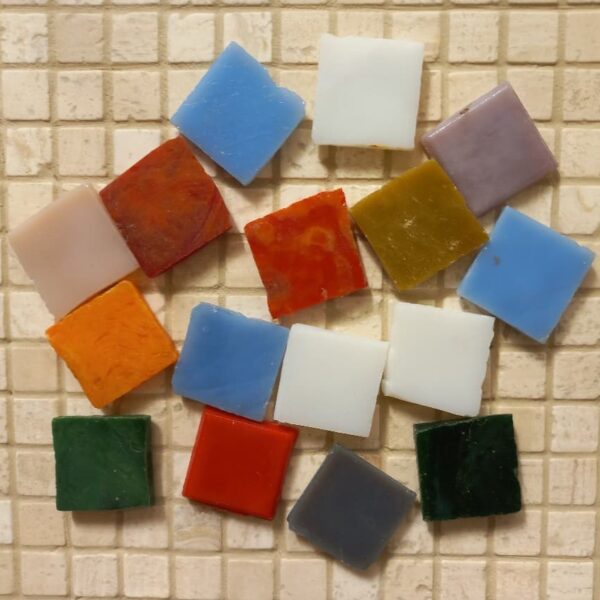 Pastilha Vidrotil, 3x3cm, pacotes com 500g., mix de cores.